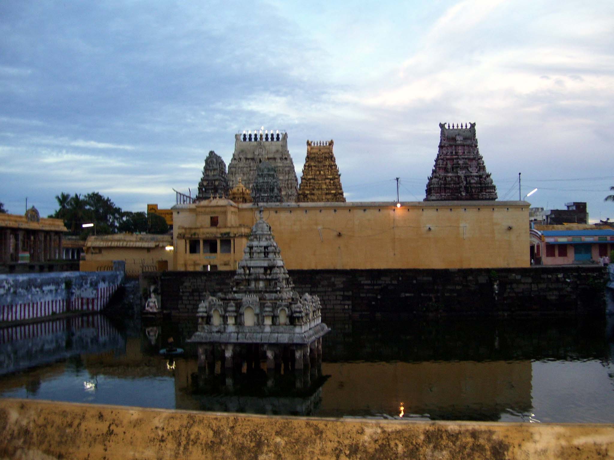 http://gkamesh.files.wordpress.com/2008/05/kamakshi-temple-1.jpg